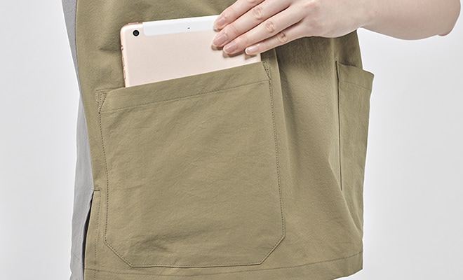 両腰ポケットに小型タブレットが収まります。
