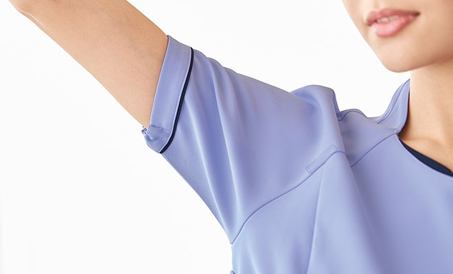 袖口の下側ゴムが入っているため、腕を上げた際の袖口の開きすぎを抑えます。