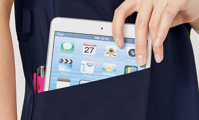 持ち運びに便利なタブレットが入るサイズの左右ポケット付き。