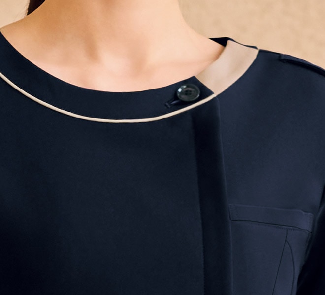 襟ぐりは狭めに設計し、お辞儀をした時にも胸元が開きすぎず安心