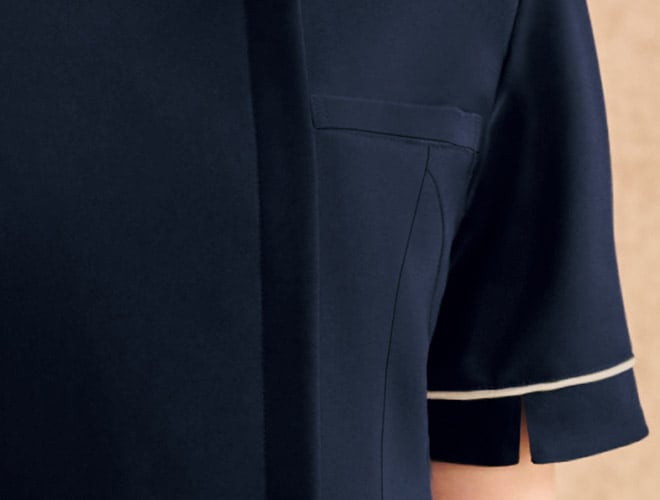 袖丈は長めですがスリット入りなので、つっぱり感が軽減しています