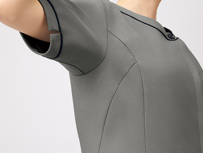 新開発のカッティングは、両脇に入れた斜めの切り替えが体のラインに自然にフィットし、すっきりとしたウエストシェイプを実現。着るだけでバランスよく見える設計です