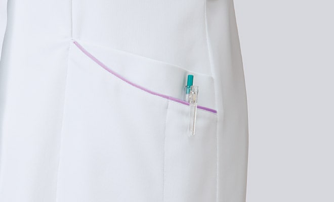 腰ポケットはパイピング部分で二重になっており、用途別に使用できます。左腰ポケットには、ペン差しポケットが付いて便利