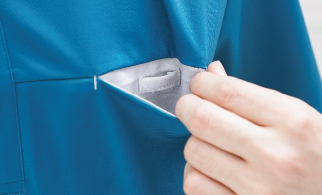 胸ポケットには名札やクリップライトをつけられるループ付き。ポケット口の伸びを防止します。