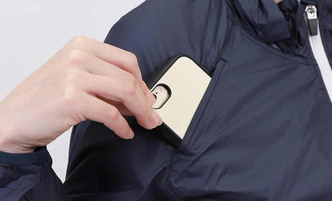 右袖の切り替えラインを利用した携帯端末用ポケット付。