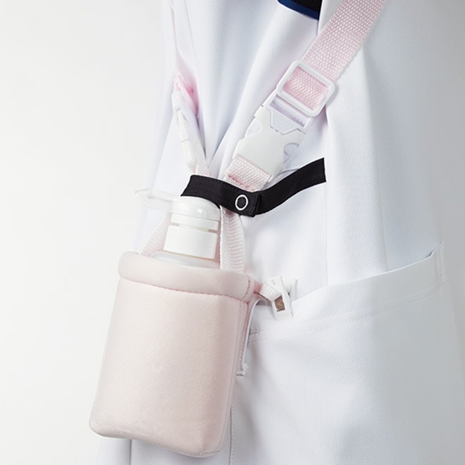 右腰上部の箱ポケット口付属ループは、頻繁に使うものの取り付けや、消毒液ポーチを留めることにも適しています。