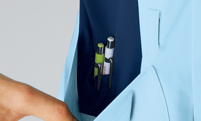 右裾ポケットの内側には筆記具等を整理して収納可能な小ポケット付き。