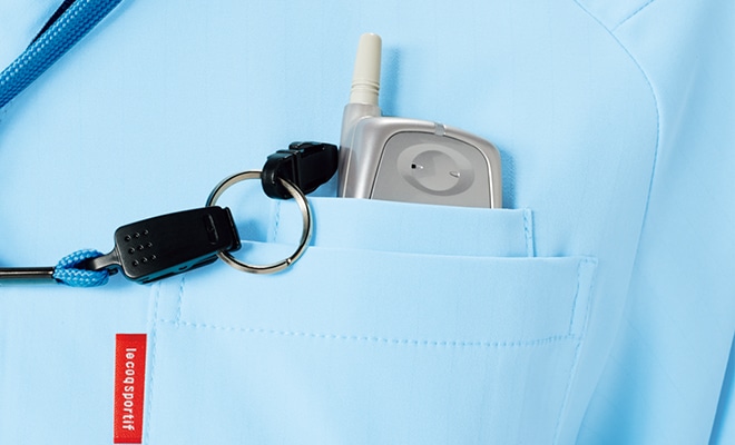 胸ポケットの内側には、PHSを収納可能なポケット付き。
