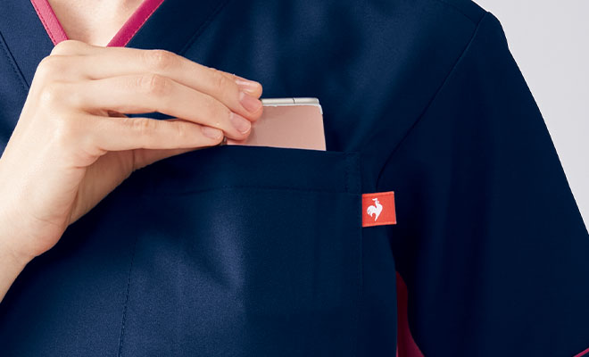 胸ポケットの内側には、PHSを収納可能なポケット付き。