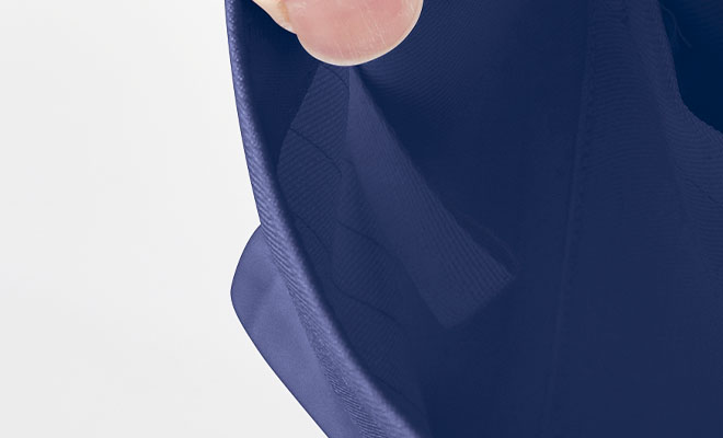 両脇ポケットの内側には落とし物を防ぐ便利なキーフック付き。