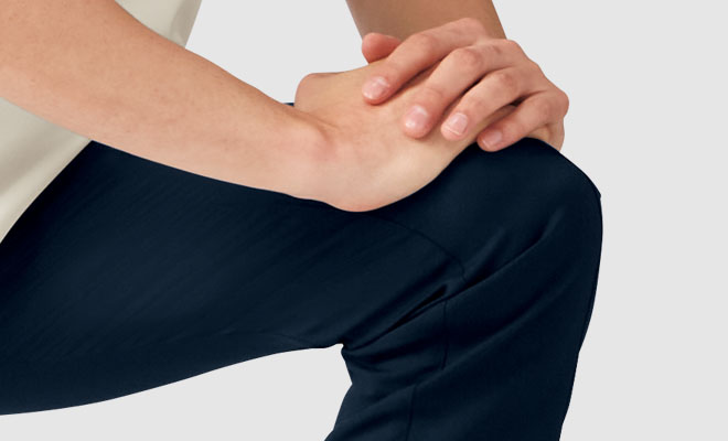 立ちしゃがみの多い介護・医療の現場向けに、負担のかかりやすい膝部に立体裁断を使用。