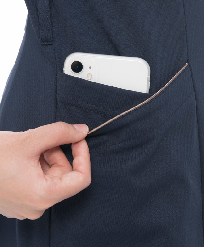 右腰のダブルポケットの内側はスマートフォンを収納できます。