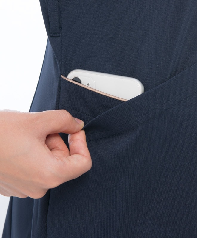右腰のダブルポケットの内側はスマートフォンを収納できます。