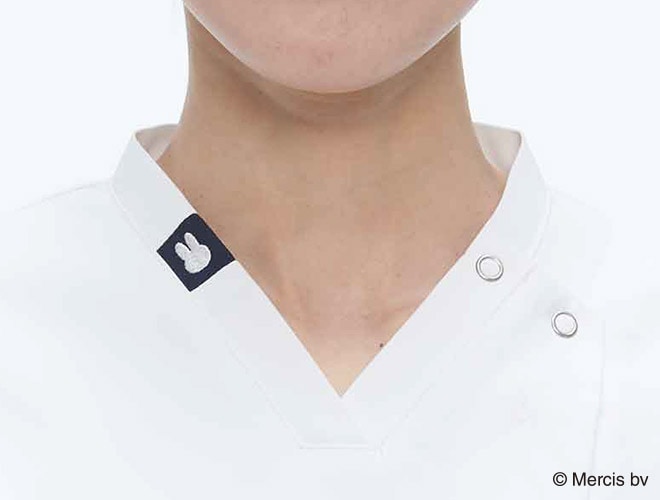 ミッフィーのモチーフ刺繍が目をひく襟元