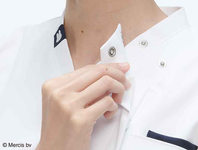 フロントファスナー開きでメイクやヘアがみだれず簡単に着脱できます。