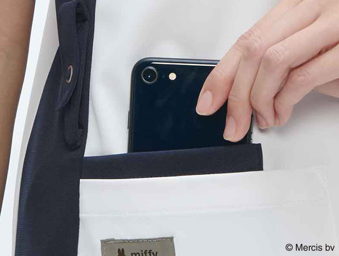 両腰ポケット。右腰にはスマホが入れられる内ポケット付き