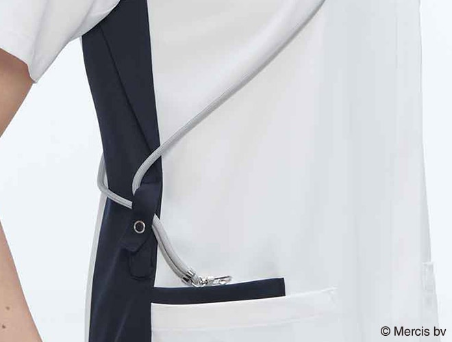 右脇にコードをホールド可能なダブルループ付き