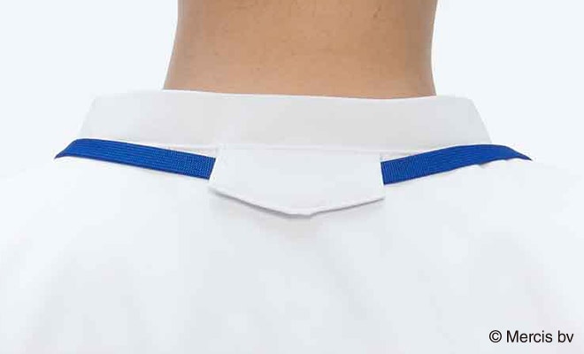 後ろ襟にストラップ留め付き