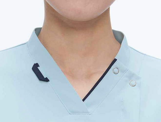 配色のラインが入った襟元