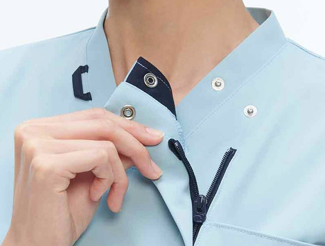 フロントファスナー開きでメイクやヘアがみだれず簡単に着脱できます。