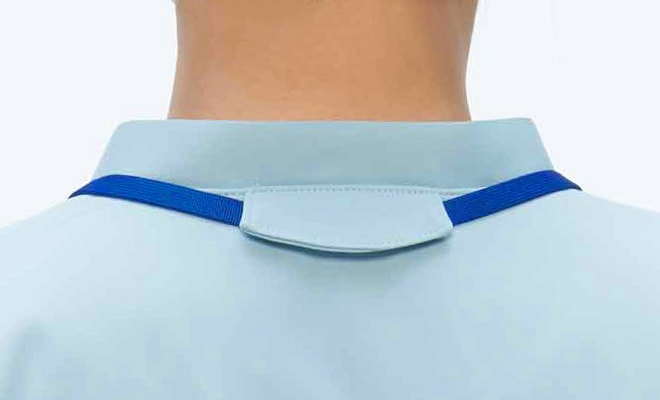 後ろ襟にストラップ留め付き