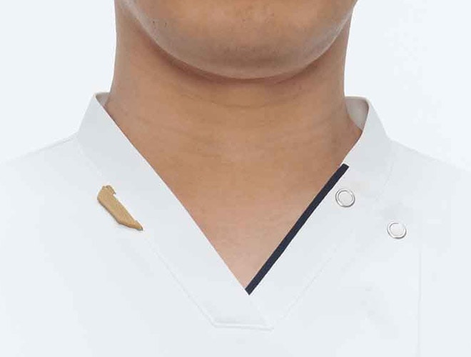 配色のラインが入った襟元