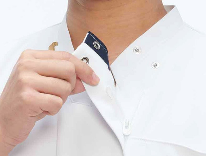 フロントファスナー開きでメイクやヘアがみだれず簡単に着脱できます。