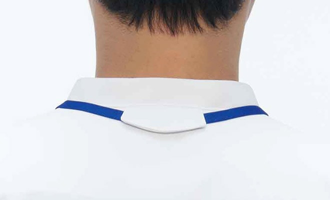 後ろ襟にストラップ留め付き