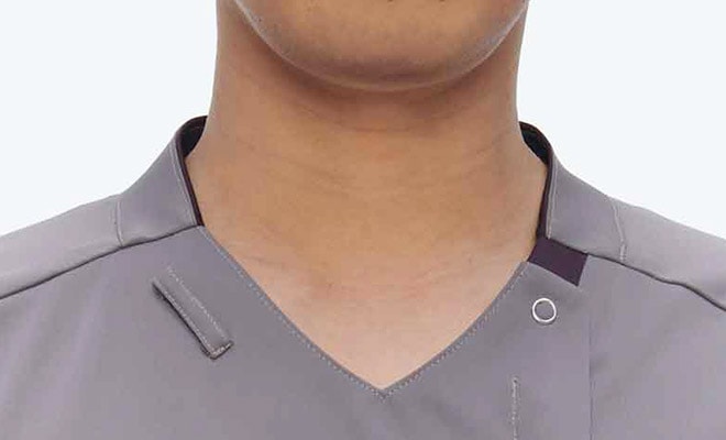 丸みのあるカットの襟元