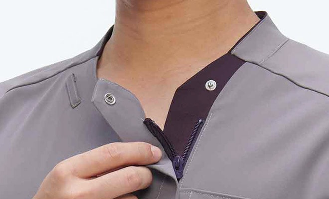 フロントファスナー開きでメイクやヘアがみだれず簡単に着脱できます。