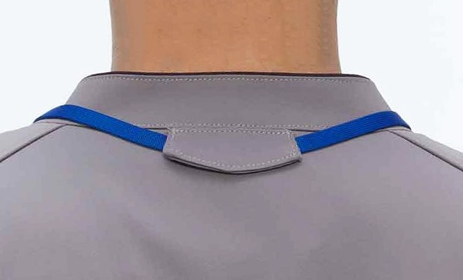 後ろ襟にストラップ留め付き