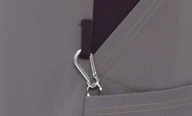 鍵やストラップなどがかけられる右脇ループ付き