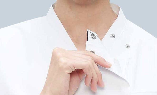 フロントファスナー開きでメイクやヘアがみだれず簡単に着脱できます。