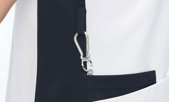 右脇に鍵やストラップなどがかけられるウエストループ付き