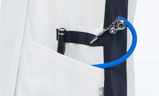 左腰にペンなどをかけられる3連ループ付き