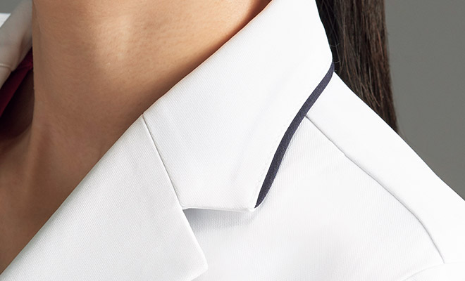 襟元のダークネイビーがアクセント