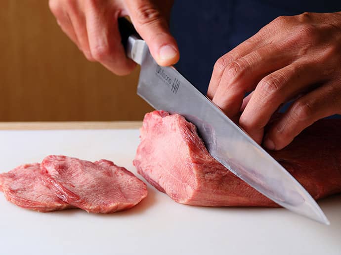 利久の牛たんスライス