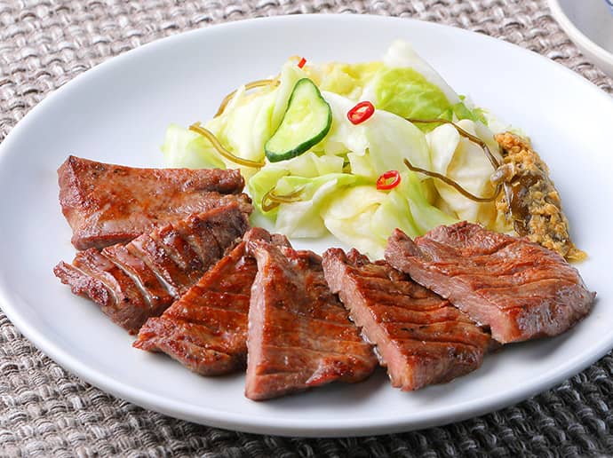 お店でご提供している牛たんをそのまま真空パックにしました