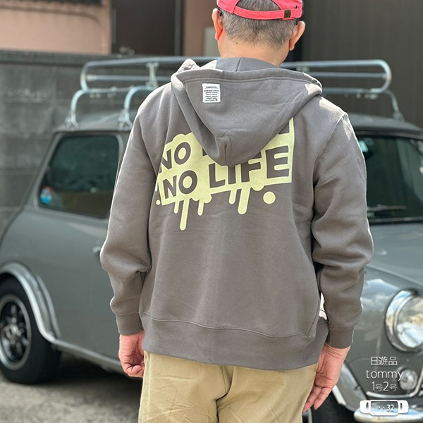 NO MINI NO LIFE ジップアップパーカーの着用写真