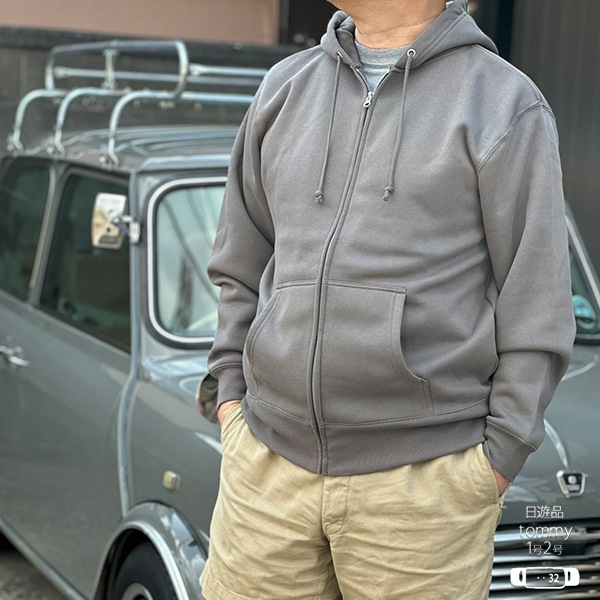 NO MINI NO LIFE ジップアップパーカーの着用写真