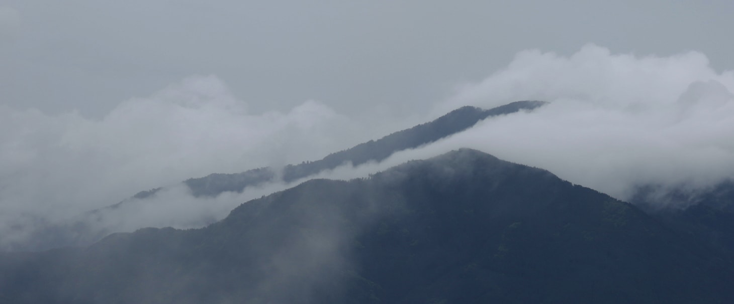 霧がかった山々