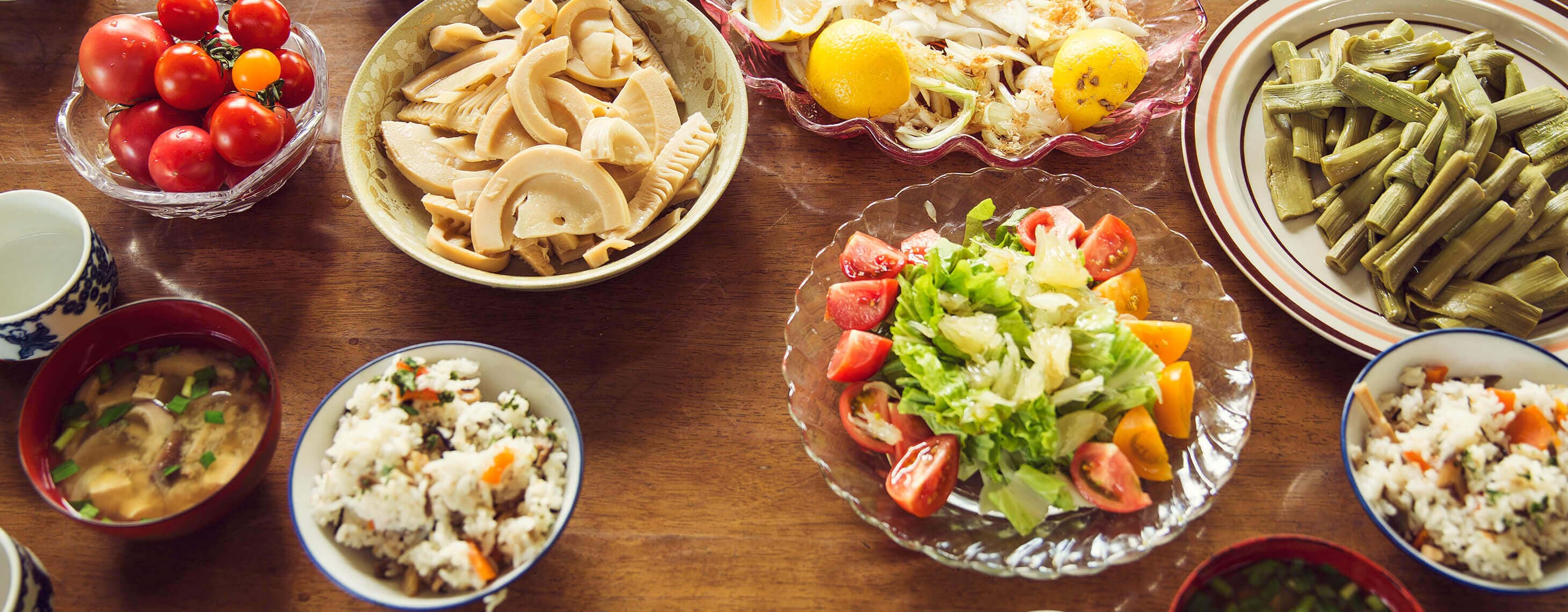 イタドリ、タケノコ、文旦のサラダ、シイタケのお味噌汁など農家さんの食卓