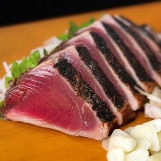 地元高知人も、これは美味い！とうならせる！一本釣り地鰹の藁焼きタタキ（旬凍）
