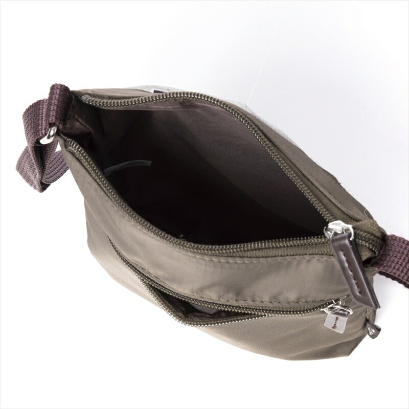 開閉しやすいファスナー仕様 シンプルデザインで日常使いに最適