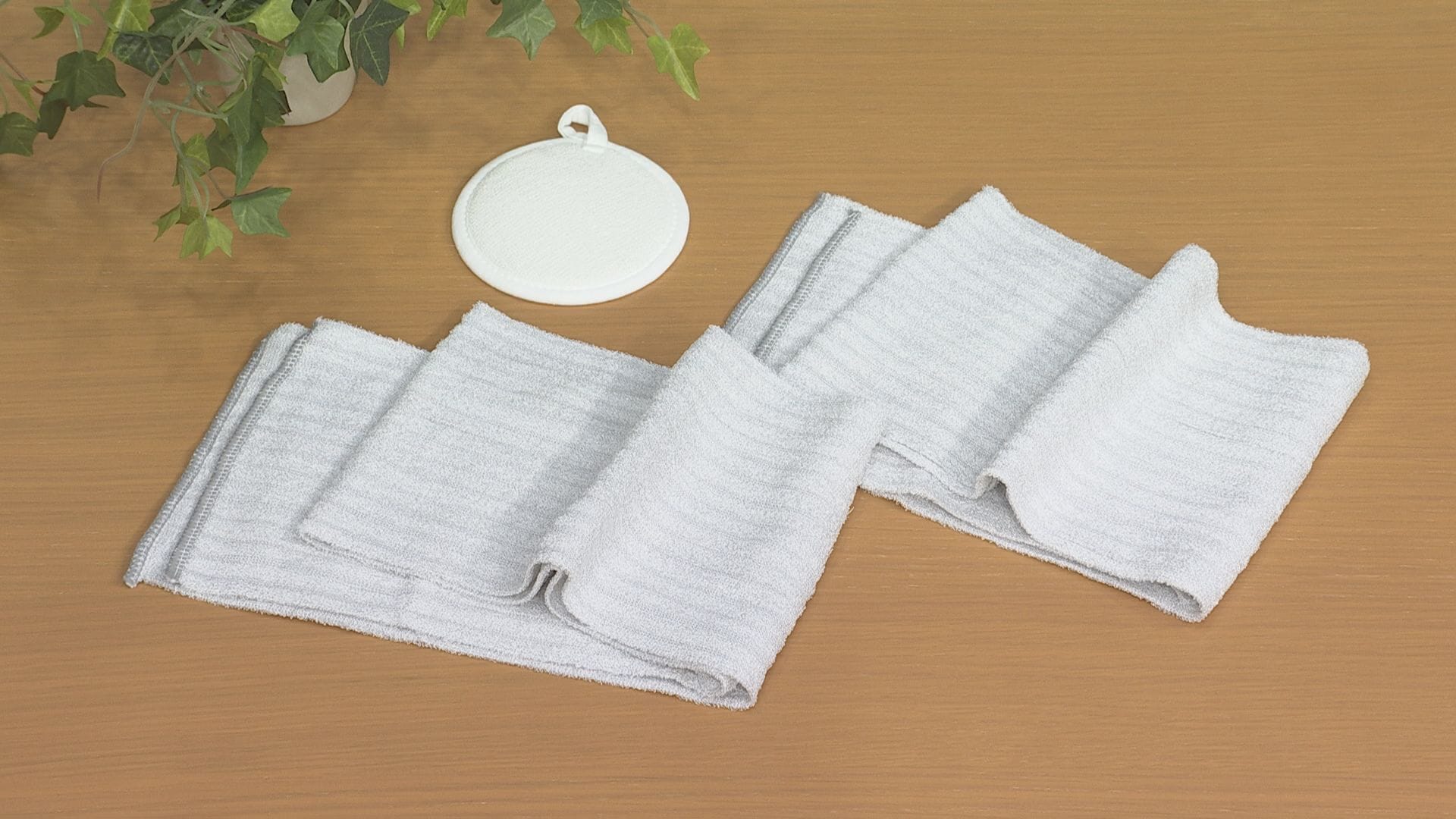 ゴムのチカラでつるつるお肌に!新感覚のピーリングタオル