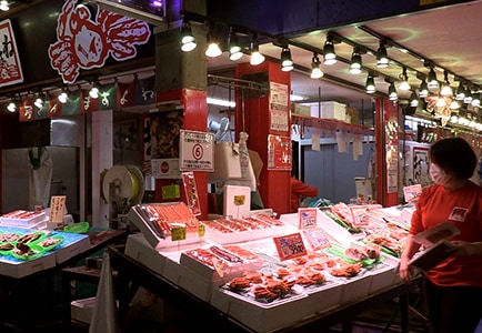 本海側最大級の海鮮市場「日本海さかな街（まち）」で取り扱われる新鮮な海の幸