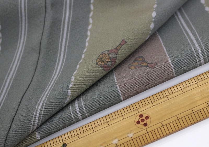 1217　ブルーグレー　絽小紋　ナデシコが斜めに染められ細い葉柄が涼し気　正絹