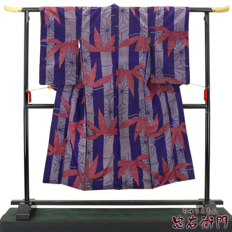 中古 竹柄の大胆な構図の銘仙 アンティーク 正絹 リサイクル レディース 袷 取扱注意 パープル 裄61cm リメイク 衣装向き あす楽対応 すべての商品 忠右衛門 リサイクル着物専門店