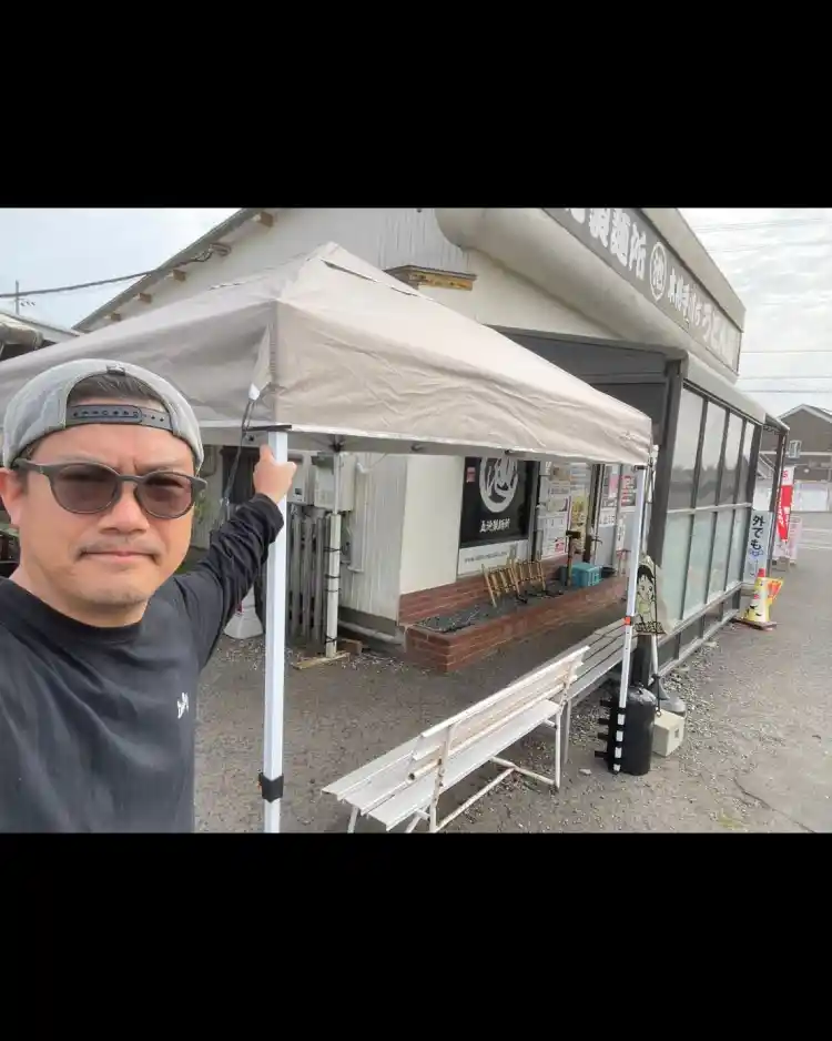 紫外線避け、雨避けのテントが新しくなりました。晴雨兼用傘も店舗前にございます