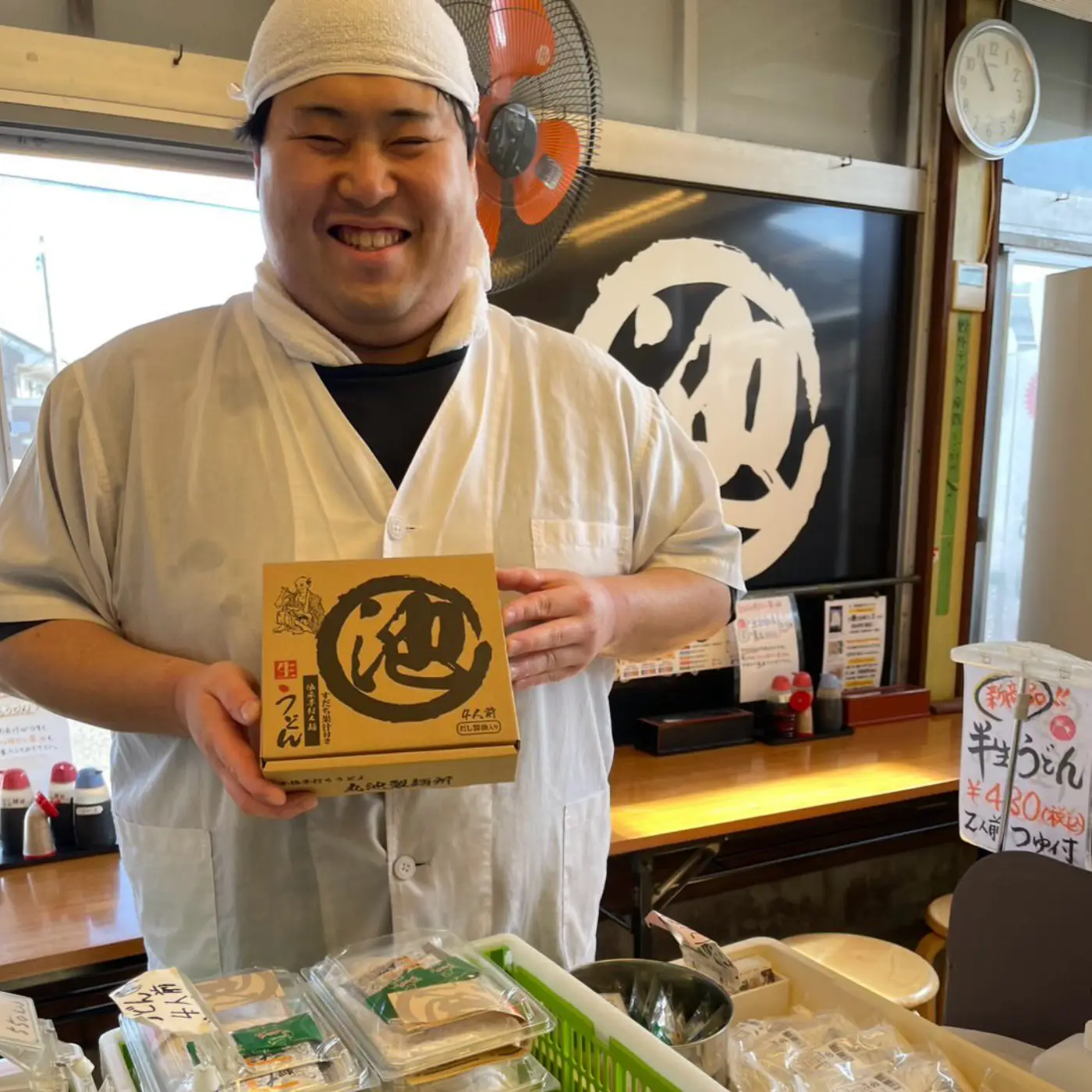 丸池製麺所の店内のお土産コーナー